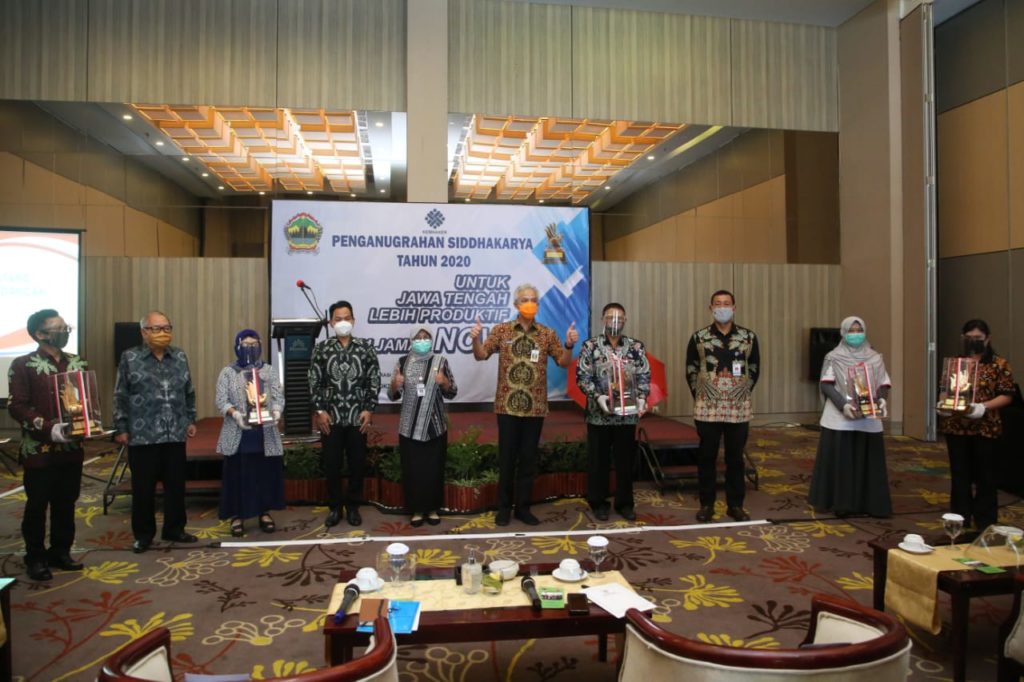 Prosesi Penghargaan oleh Gubernur Jawa Tengah.